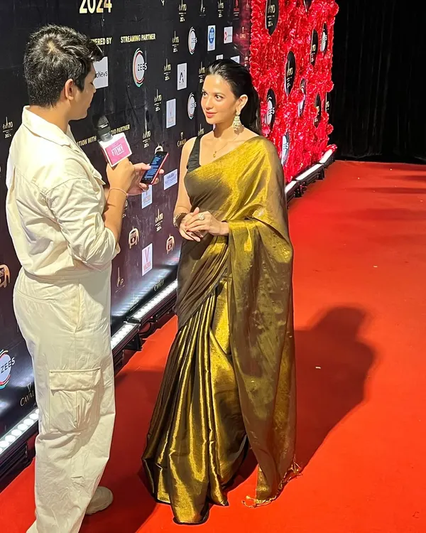 The stunning Shruti Sharma on the red carpet at the International Iconic Awards. I styled her in a classic gold tissue saree from Huts and Looms, paired with traditional jhumkas.