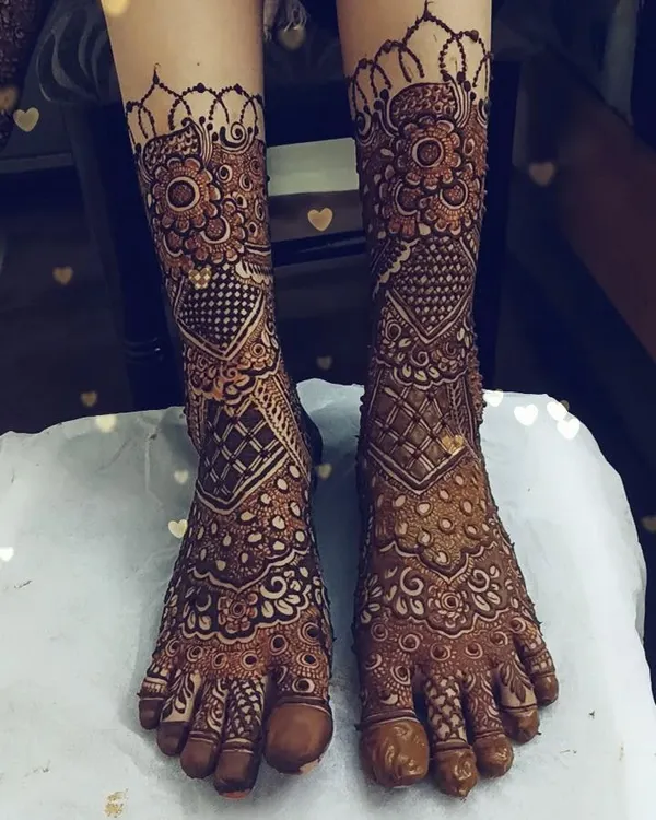 A classic and symmetrical bridal feet design. The intricate patterns cover the feet completely, creating a stunning look for the wedding day.