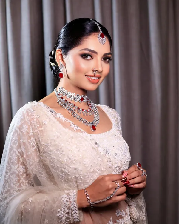 This is the radiant, flawless glow I promise every bride. This look, created for a modern ceremony, features soft, luminous skin, defined eyes, and a timeless elegance that looks stunning in person and on camera.