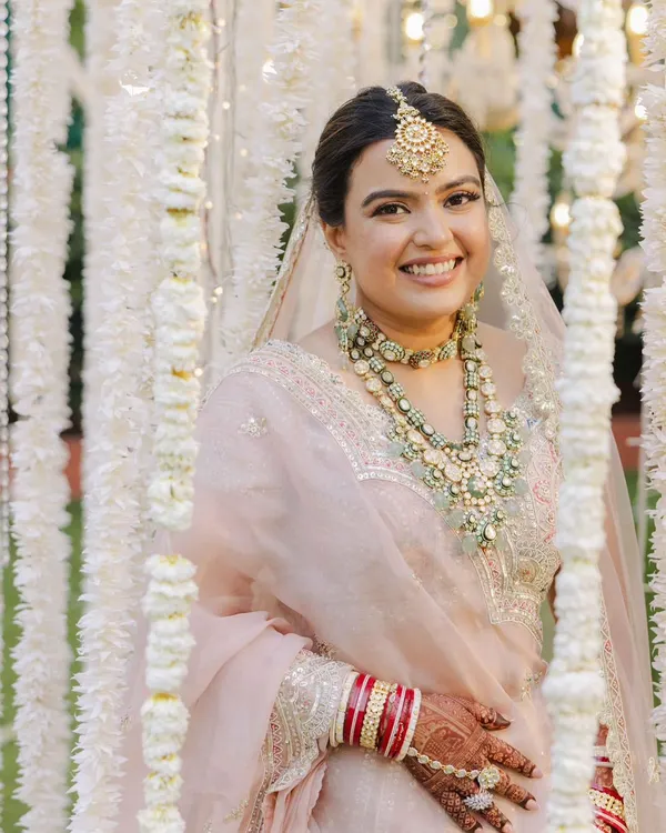 This is the essence of my work: a radiant, happy bride with glowing skin that looks natural and feels comfortable. This soft glam look for Palak’s wedding day focused on enhancing her features for a timeless elegance that lasts.