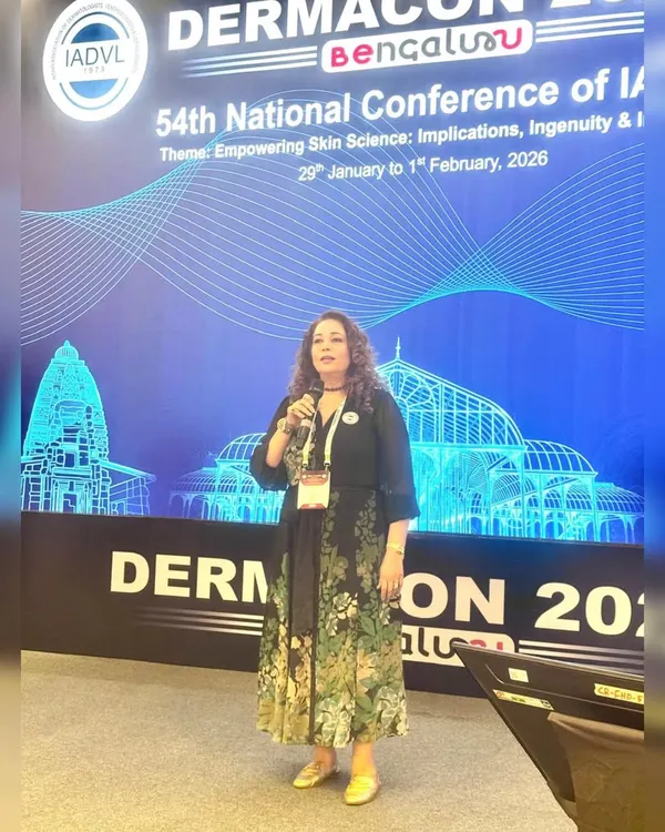 Here I am speaking at Dermacon 2026, where I was honored to chair and moderate a symposium on the role of retinoids in preventing early signs of ageing. It was an enriching session focused on evidence-based dermatology.