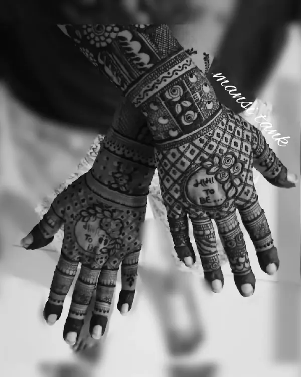 A very special design for a baby shower. One palm says "Mami to be" (Aunt to be) and the other says "Nani to be" (Grandmother to be), celebrating the new roles in the family.
