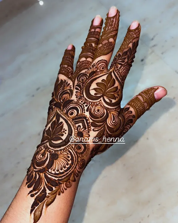 A classic Arabic-style design with bold, heart-shaped leaf motifs. The use of shading and negative space makes the pattern really stand out.