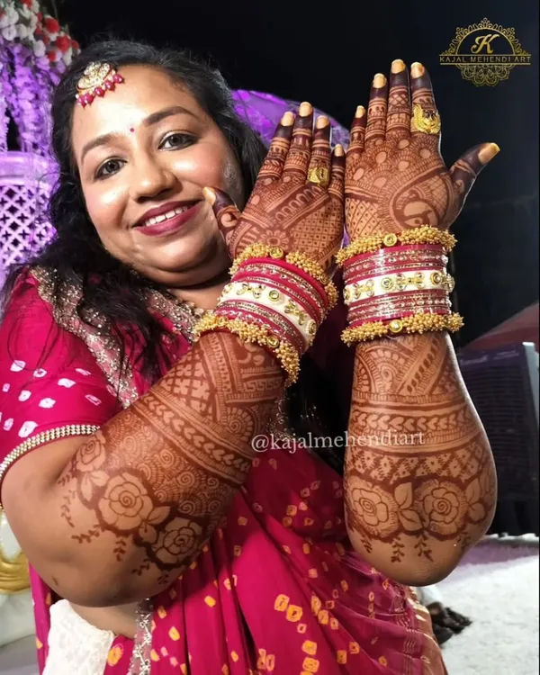 The groom's sister deserves to shine too. Here she is, looking radiant and showing off her full-hand mehndi design, complete with a beautiful dark stain.