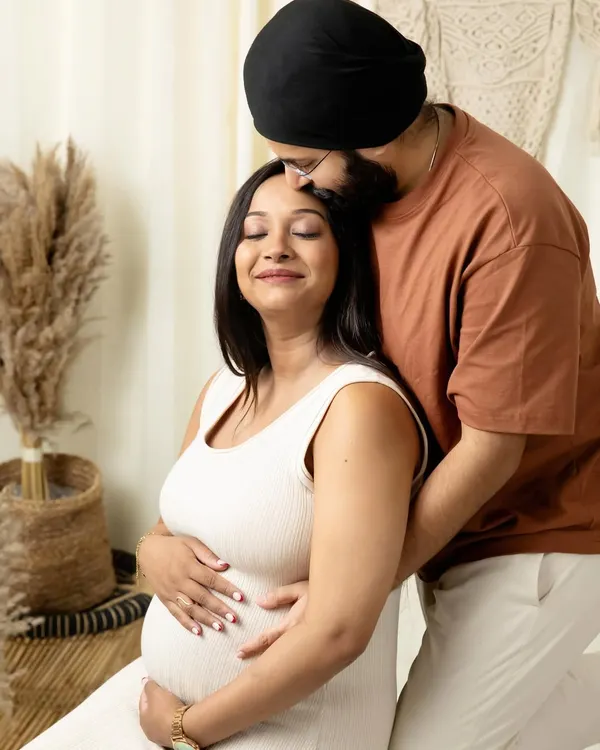 This is the kind of quiet moment I love to capture. A gentle forehead kiss, a shared breath, and the beautiful connection between two people as they wait to meet their baby. My couple sessions are all about capturing this natural intimacy in a comfortable, relaxed setting.