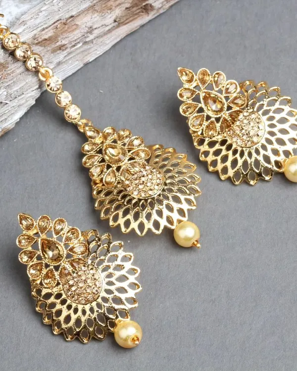 Craftwomanship since Bindhani began. This golden filigree earring and maang tikka set is a perfect example of my delicate work, finished with a single pearl drop.