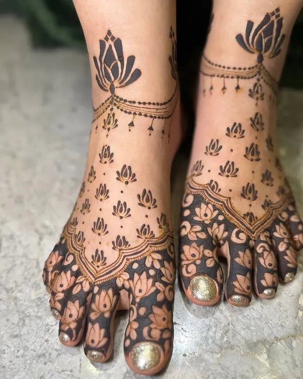 A modern and delicate design for the feet, featuring hanging lotus motifs that look like beautiful anklets.
