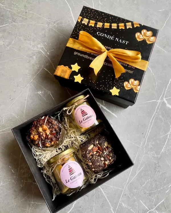 A classy and indulgent custom hamper we curated for Condé Nast. This box includes our dessert jars and fudgy brownies, elegantly packaged for their team celebrations.