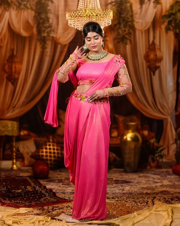 A Bollywood recreation of Deepika Padukone's look from Om Shanti Om. I was so happy to provide the jewellery for this creative project. The emerald Kundan set was a perfect match.