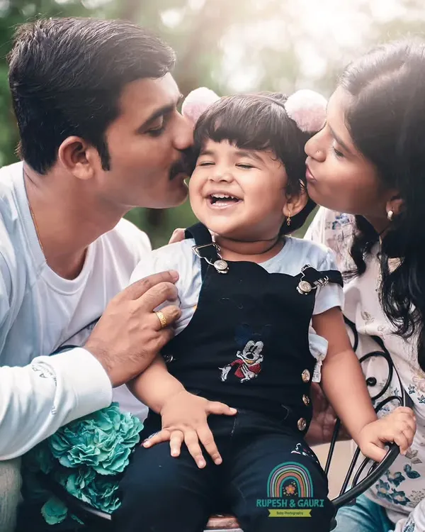 This is the kind of moment we live to capture. Pure, unscripted joy during an outdoor family session, where love is the only thing that matters.