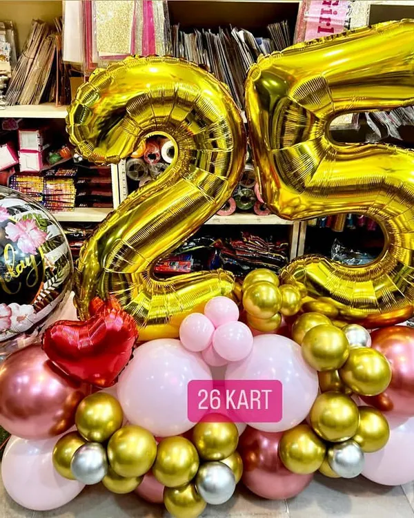 This 25th birthday bouquet is a perfect example of my custom work. I combine large foil numbers with a mix of latex and chrome balloons to create a full and impressive arrangement, ready for delivery from my Lajpat Nagar shop.