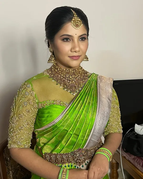 Keeping it simple yet elegant for the sister of the bride. This soft glam look complements her vibrant green saree and traditional Indian jewellery, highlighting her natural beauty with a touch of grace.