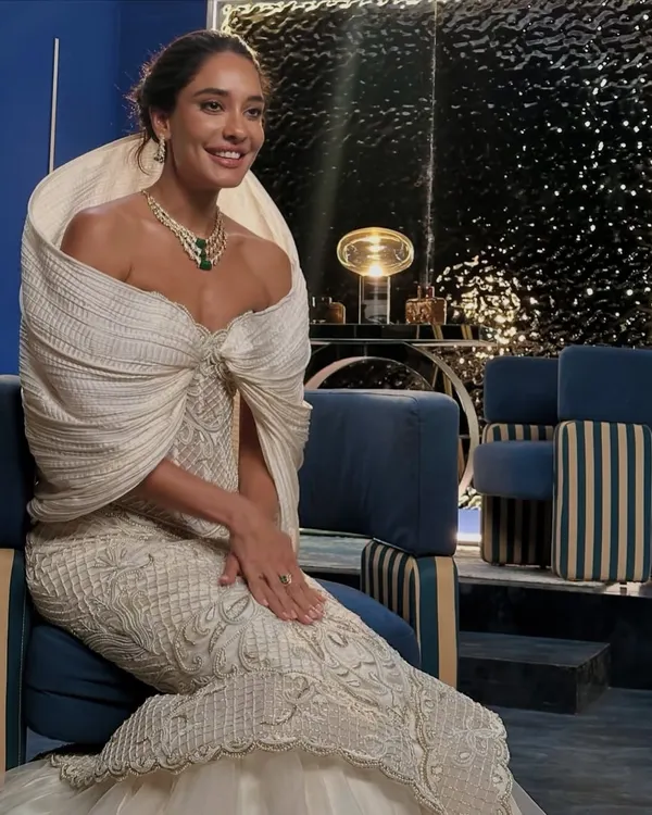 Lisa Haydon commands the spotlight in a breathtaking ivory fit-and-flare gown, hand-embellished to perfection and finished with a striking structured hood. A silhouette that speaks in couture.