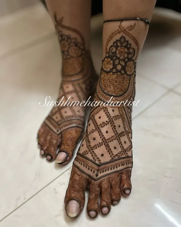 A beautiful bridal leg mehndi design. The pattern covers the entire foot with a jaal pattern and extends up the ankle with a floral cuff.