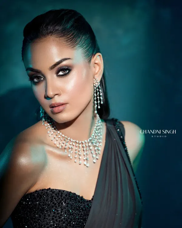 This is my 'Glow Glam Goddess' look. It's all about creating intensely dramatic smokey eyes paired with luminous, sculpted skin. This is the perfect statement look for a cocktail party or reception.