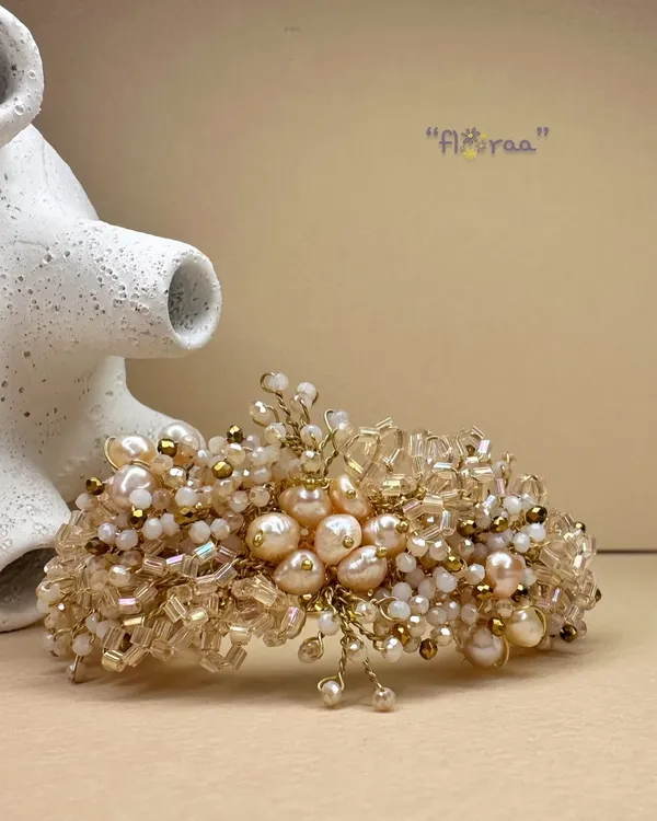 Introducing the "Boquetta Bracelet" from my FLORAA collection, handcrafted with freshwater pearls and peach crystals.