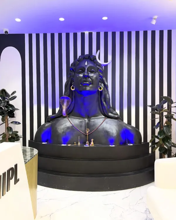 This Adiyogi-inspired Shiv fibre mural creates a powerful and serene atmosphere in the office lobby for Formix International. The integrated blue backlighting makes it a truly mesmerising statement piece that welcomes every visitor.