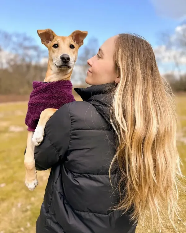 BoPeep, a sweet indie dog we helped rescue, shares a beautiful moment with her mom in a field in Belgium. This picture perfectly captures the love and happiness that makes every relocation journey worthwhile.