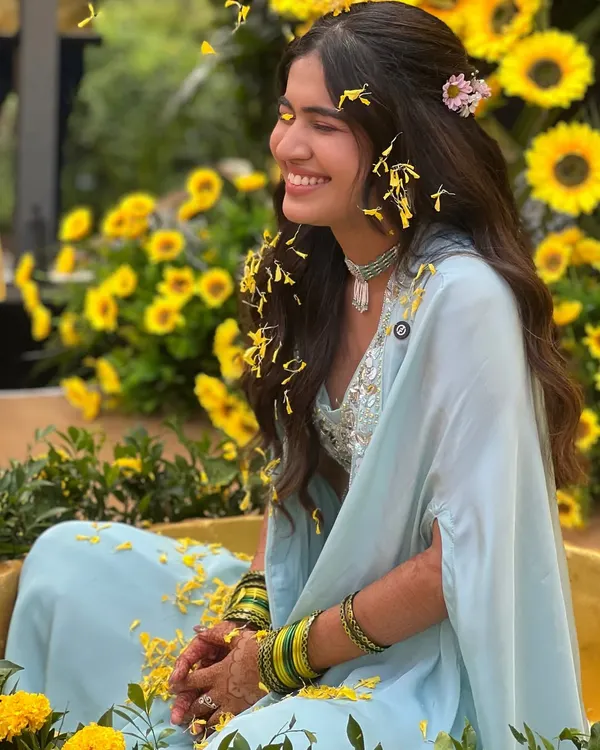 The pure joy of a Haldi ceremony. For Serena's look, we went with a fresh, sun-kissed glow that matched the vibrant, happy energy of the day. It’s all about creating memories.