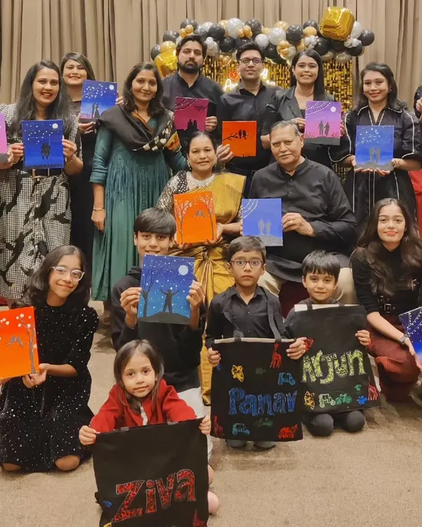 Here, three generations of a family celebrate a 50th wedding anniversary by painting together. It’s a beautiful example of how art can connect everyone, from the youngest children creating on tote bags to adults painting silhouette canvases.