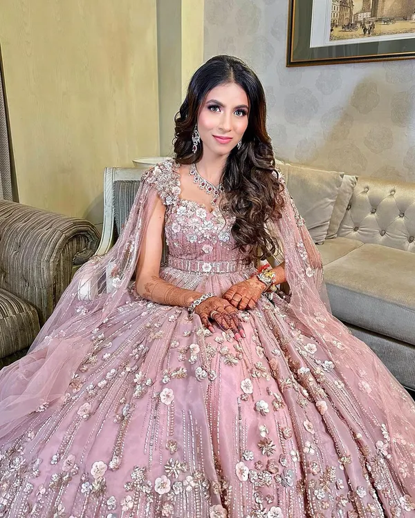 The talented singer Ada looks like a real-life princess for her engagement. We created a soft glam look with pink tones to complement her magnificent floral gown.