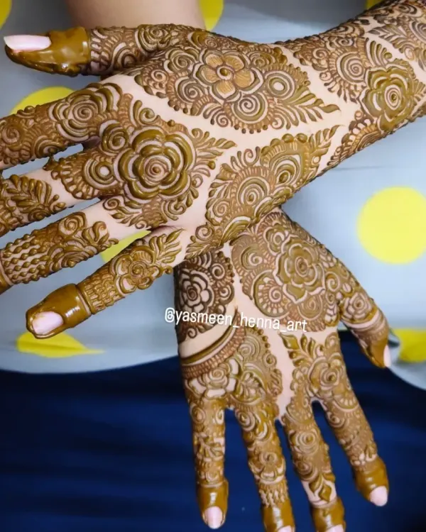 A beautiful floral design that focuses on the back of the hand. This style is elegant and perfect for any party or festival.