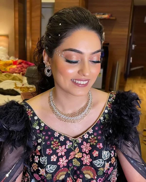 A close-up of this dreamy sangeet makeup. I used soft shimmer on the lids with delicate pearl and crystal details near the eyes to catch the light, paired with radiant skin for an ethereal glow.