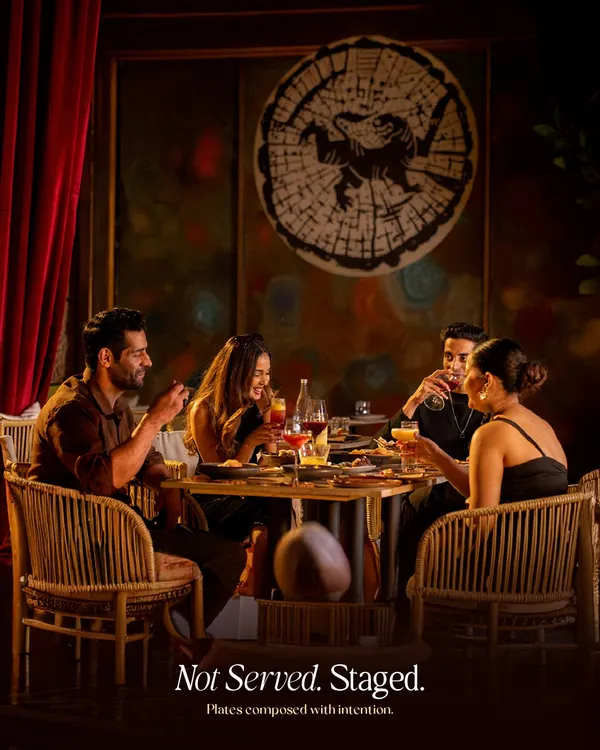 This is the core of my philosophy. Dinner is not simply served; it is staged. I set the scene with warm lighting and an intimate ambiance for you and your guests to become the main characters of the evening.