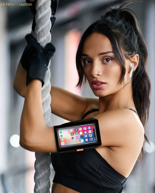 This dynamic gym-based lifestyle shot shows a fitness armband in its intended environment. We create aspirational and action-oriented images that resonate with fitness enthusiasts.