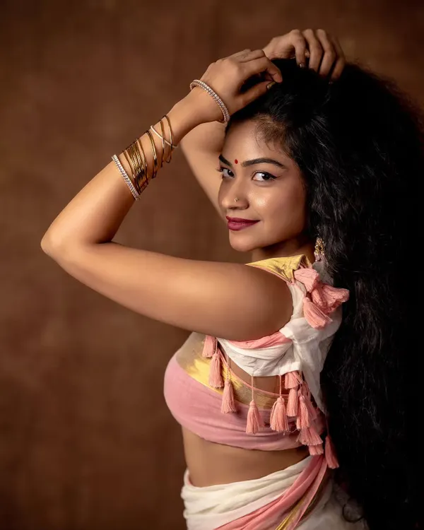 In the folds of a saree lies the essence of elegance and strength. Here, I styled and draped myself in a beautiful handloom saree, exploring a creative, off shoulder look.