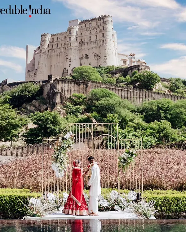 A breathtaking wedding ceremony at Alila Fort Bishangarh, where the grandeur of the historic fort meets the intimacy of a sacred vow. This is the kind of epic, storybook moment I love to capture for my couples.