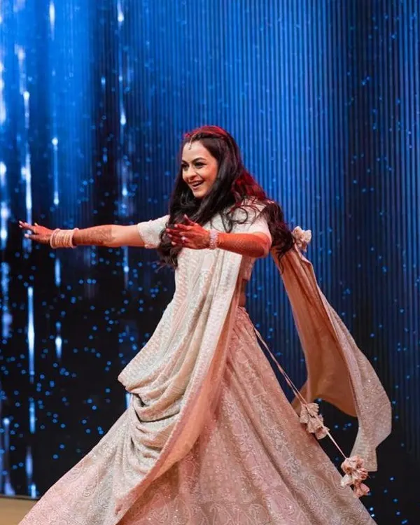 Because her eyes expressed what she felt. This bride's solo performance was a beautiful display of emotion and grace, where every movement told a story.