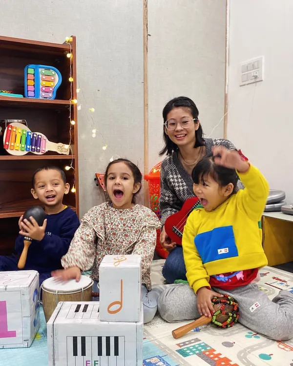 A joyful moment from our Little Fingers program! Here, children aged 3 to 5 discover music together with their teacher, Miss Awon, exploring percussion instruments in a fun, supportive group setting.