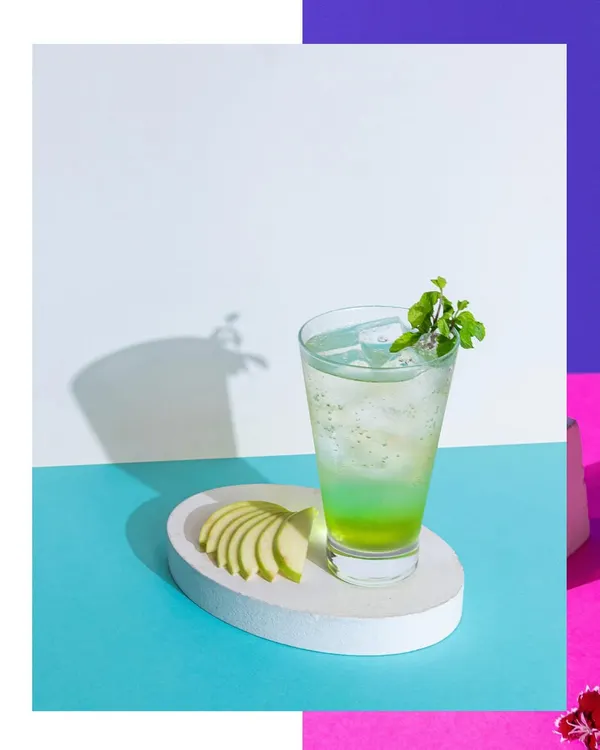 I’m obsessed with this high-contrast, colourful cocktail style. The sharp shadows and bold block colours make this green apple mocktail pop, giving it a fun and energetic vibe.