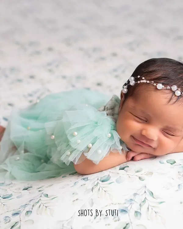 I believe every baby is a little piece of magic. This portrait captures that serene, dreamy state of a newborn, wrapped in softness and sleeping peacefully. It’s these quiet moments of pure innocence that I love to preserve for you.