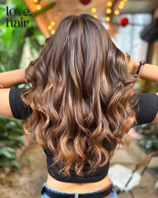 This is the rich, dimensional brown balayage of your dreams. We painted seamless caramel latte highlights that catch the light perfectly, creating depth and movement in these gorgeous waves.