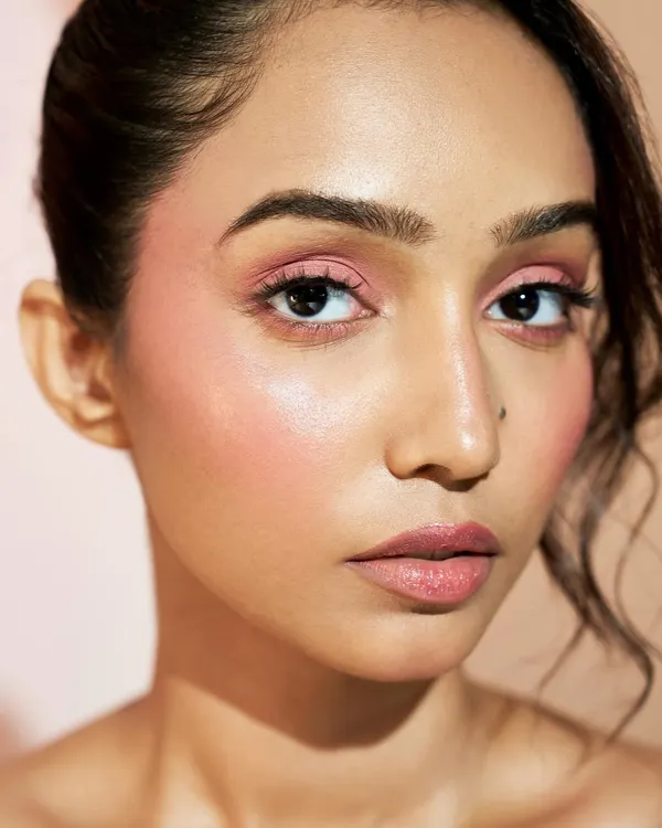 This is what I call perfect face draping. By using the same pink tones on the eyes, cheeks, and lips and blending them seamlessly, we create a harmonious and radiant look.