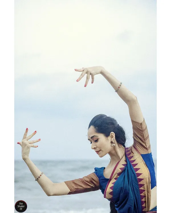 A moment of fluidity against the backdrop of the open sky and sea. Outdoor shoots allow for a beautiful interplay between the natural elements and the structured art form.
