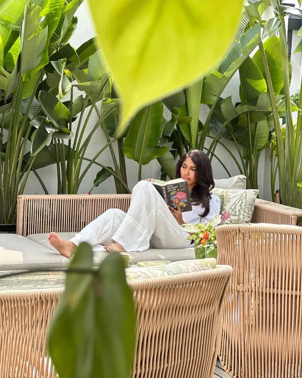 We believe a well-styled space is one where you can truly relax and breathe. Here, we used large-leaf tropicals to create a private, resort-like feel for a balcony, turning it into a perfect spot for quiet moments.
