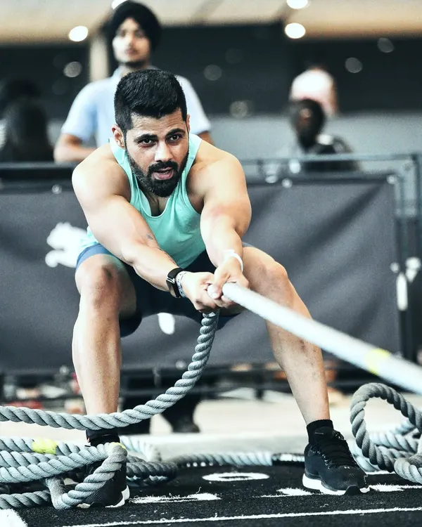Pushing Past Perceived Limits. This is the face of determination during a Hyrox competition. Every rope pull, every meter run is a test of physical and mental strength. I don't just coach this lifestyle, I live it.