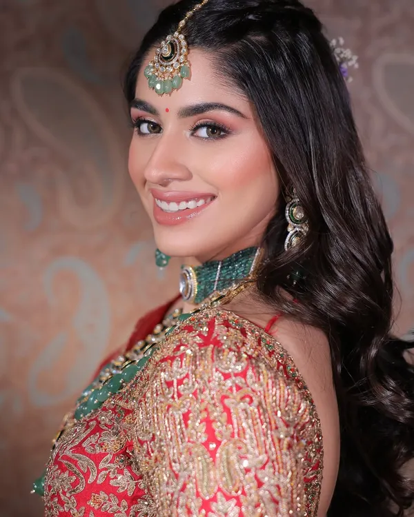 The beauty is in the details. A happy, radiant smile from a bride feeling her absolute best. This look features soft, blended eyeshadow and a natural lip tint to complement her magnificent jewellery.