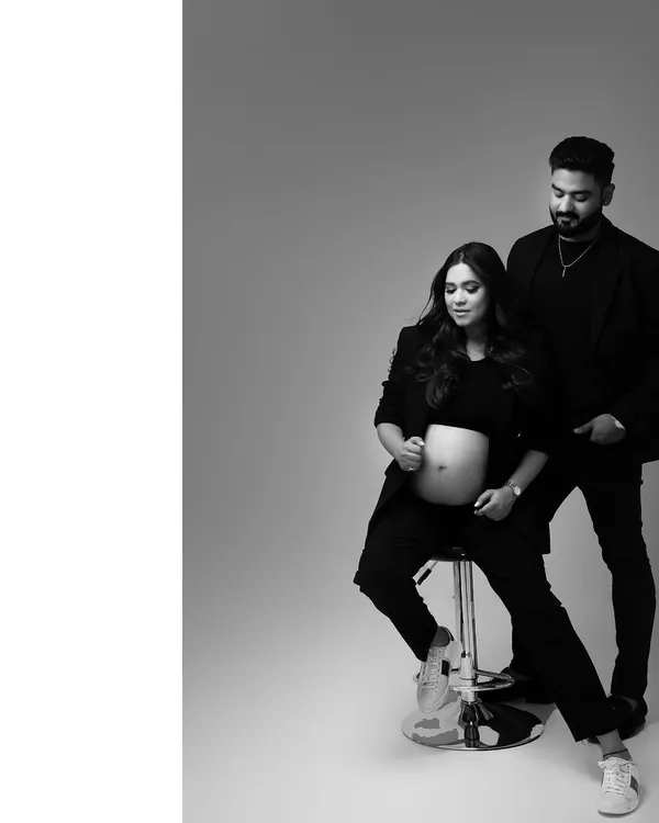 Redefining maternity photography with a high-fashion edge. This monochrome portrait of the couple has a cool, editorial vibe that is both modern and timeless.