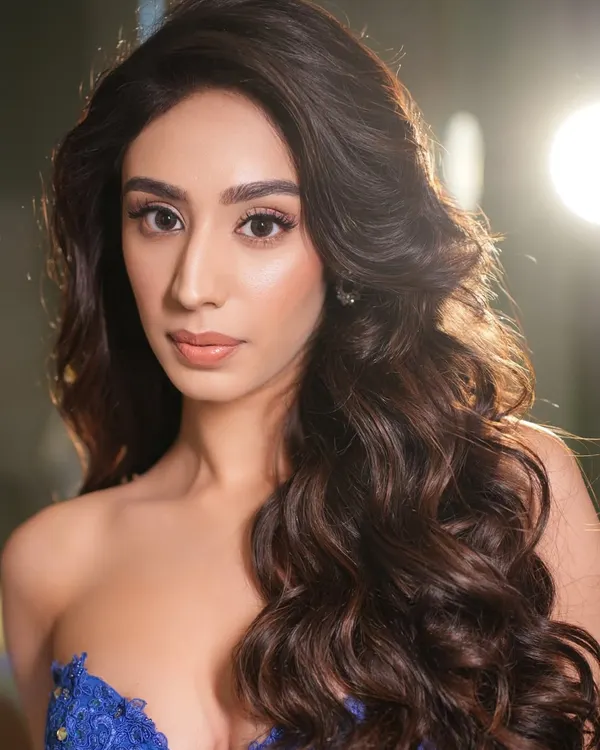This minimal glam look is perfect for a cocktail night. I focused on creating flawless skin with a soft nude lip and defined eyes, paired with voluminous curls for an effortlessly chic vibe.