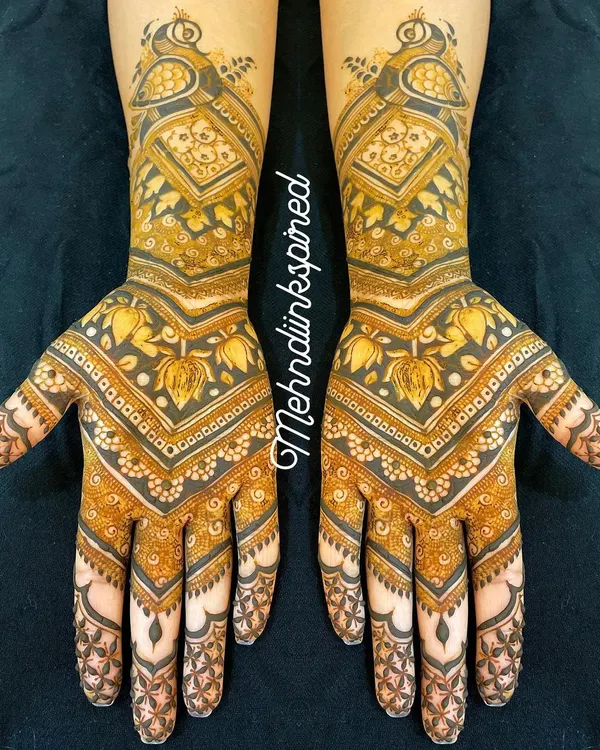 For the bride who loves modern elegance, we created this stylish V-shaped design. It combines traditional lotus motifs with contemporary patterns and clean lines for a chic and minimal bridal look.