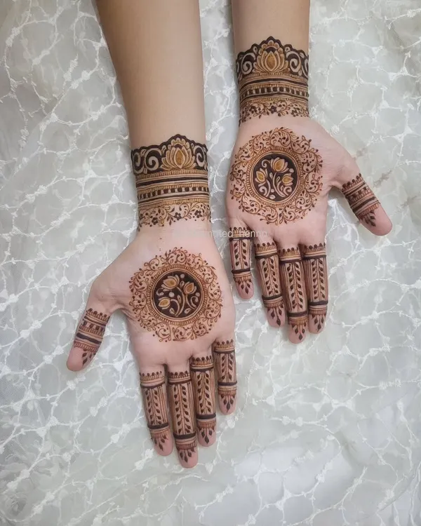 A small and elegant set I did for a wedding guest. The design features a delicate floral mandala on the palm with simple, clean finger details.