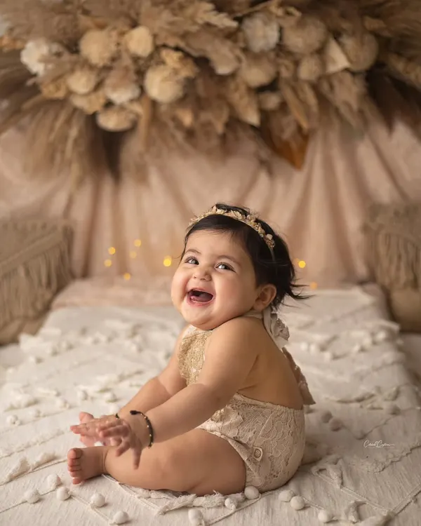 Bright eyes and a winning smile. This little one's happiness is absolutely contagious in this beautiful boho-themed sitter session.