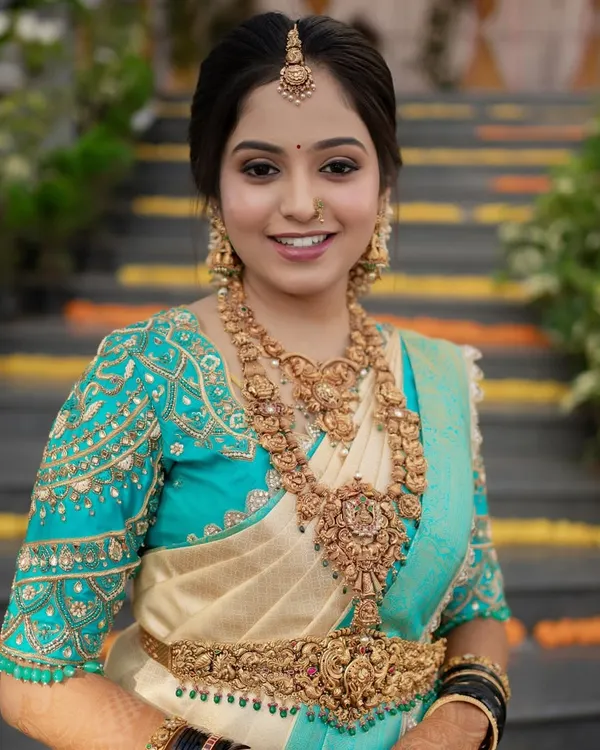 This is my signature look. A radiant and flawless base that looks like real skin, paired with defined eyes and traditional temple jewelry for a timeless Kannada bride.