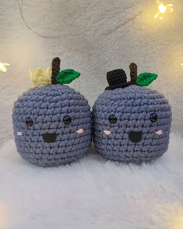 These are my adorable Wedding Plums amigurumi, complete with a tiny top hat for the groom and a flower for the bride. They make a unique and charming gift for weddings or anniversaries.